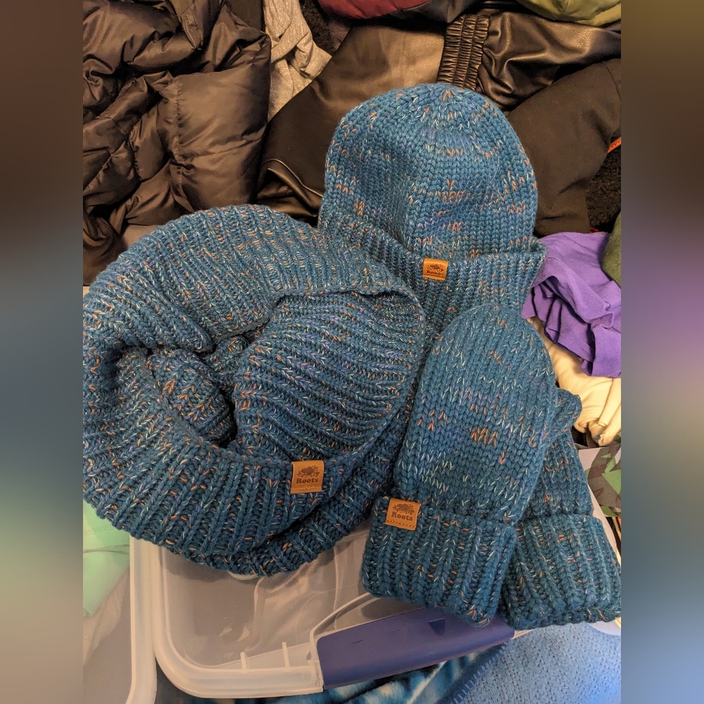 BNWOT Roots Teal Snood scarf, mitten and touque set